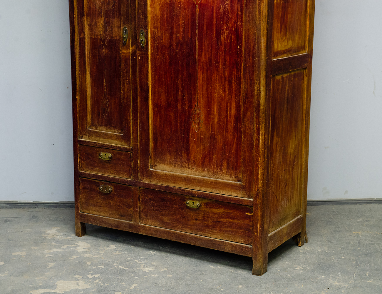 Старинный платяной шкаф