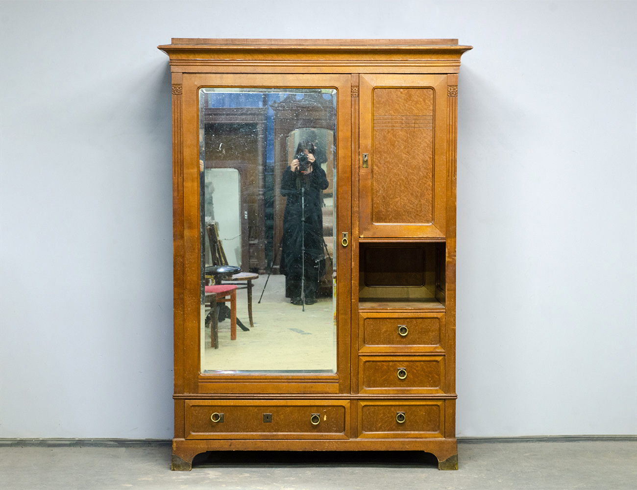 Антикварный платяной шкаф