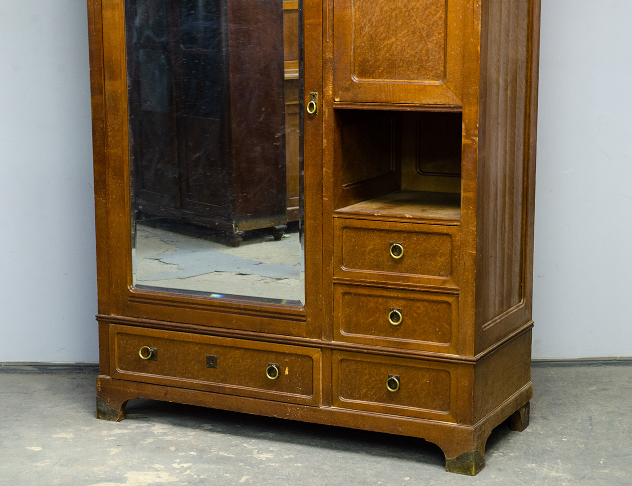 Антикварный платяной шкаф