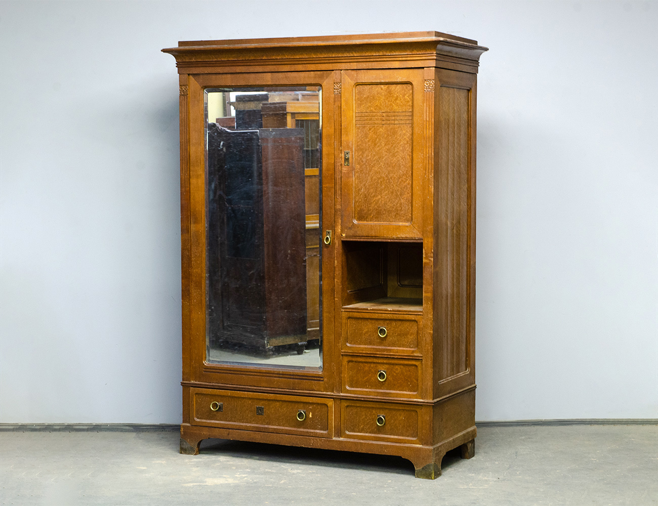 Антикварный платяной шкаф