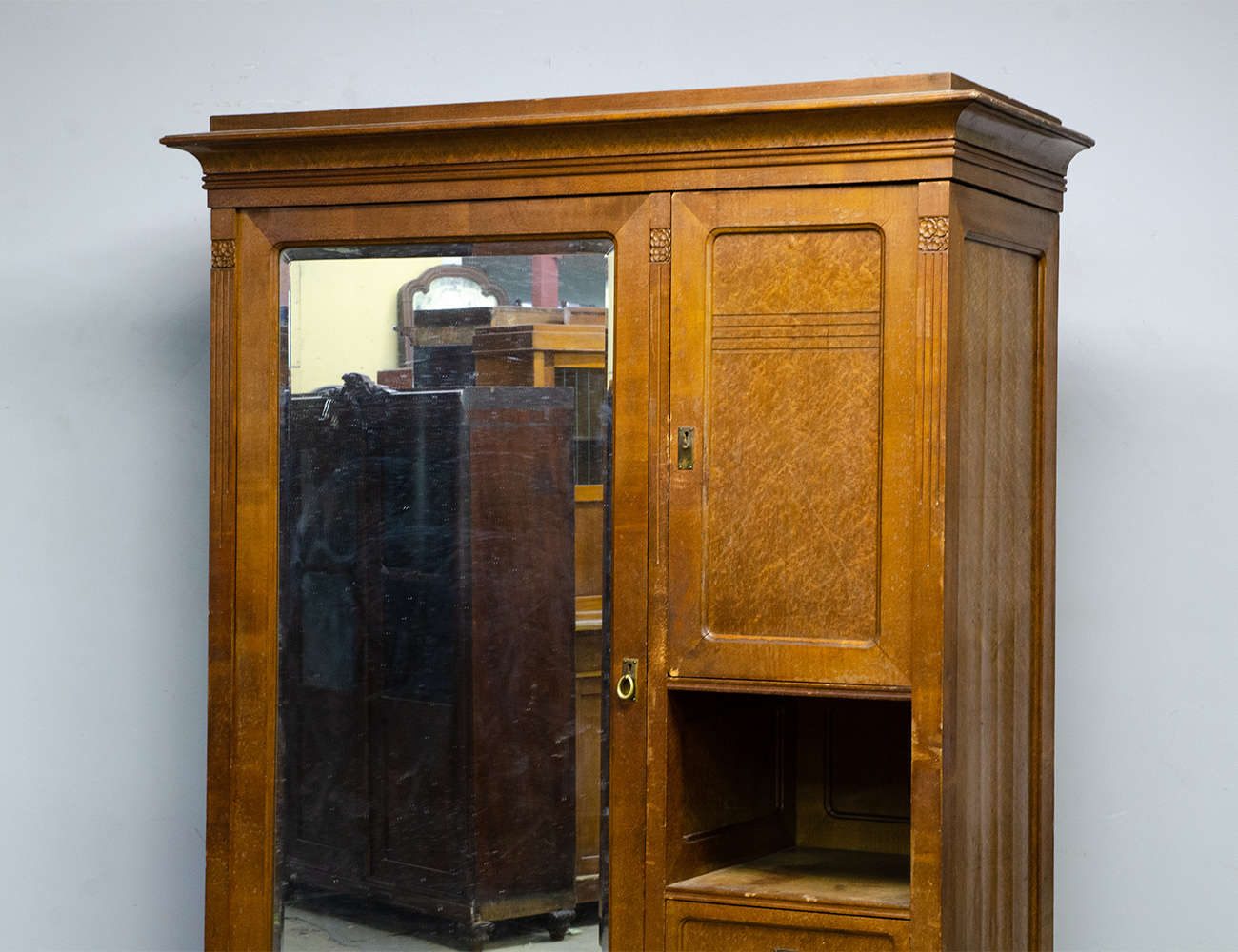 Антикварный платяной шкаф