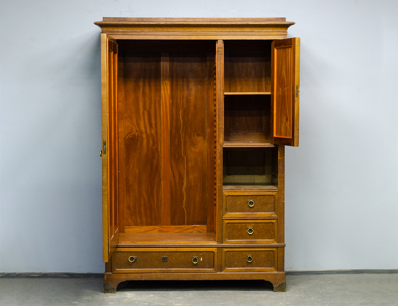 Антикварный платяной шкаф