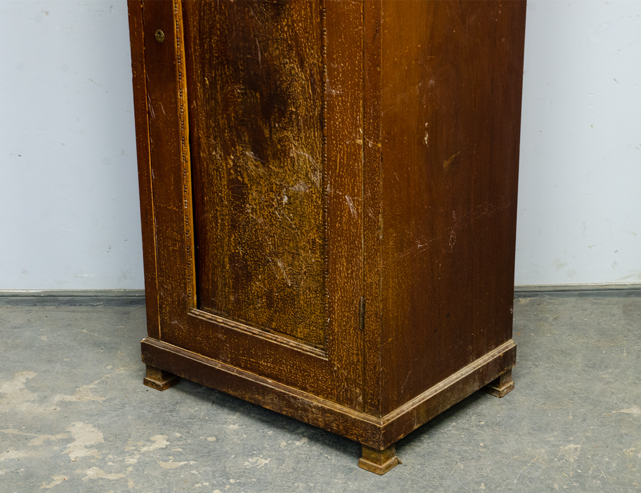 Старинный кабинетный шкаф