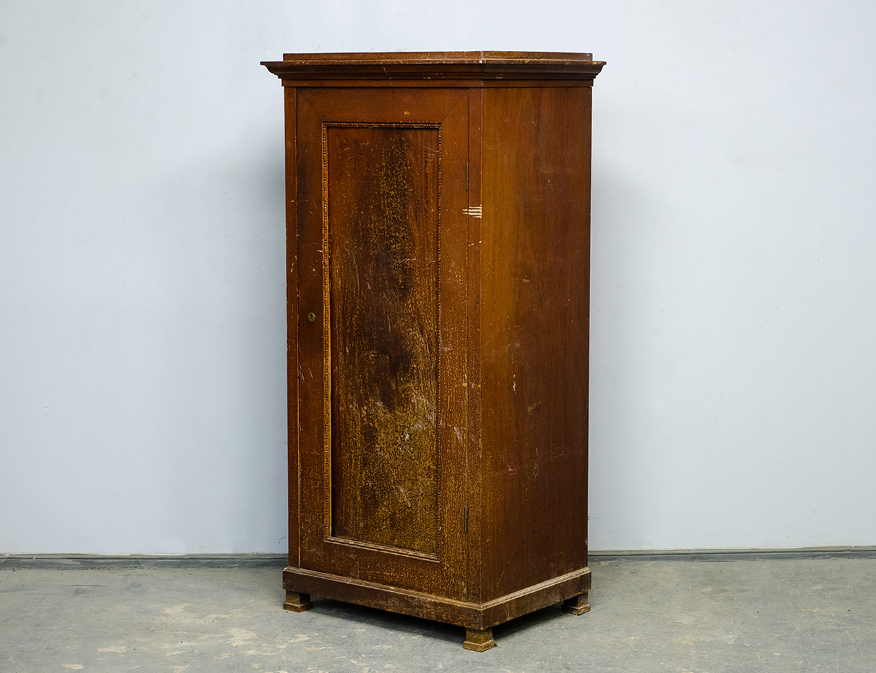 Старинный кабинетный шкаф