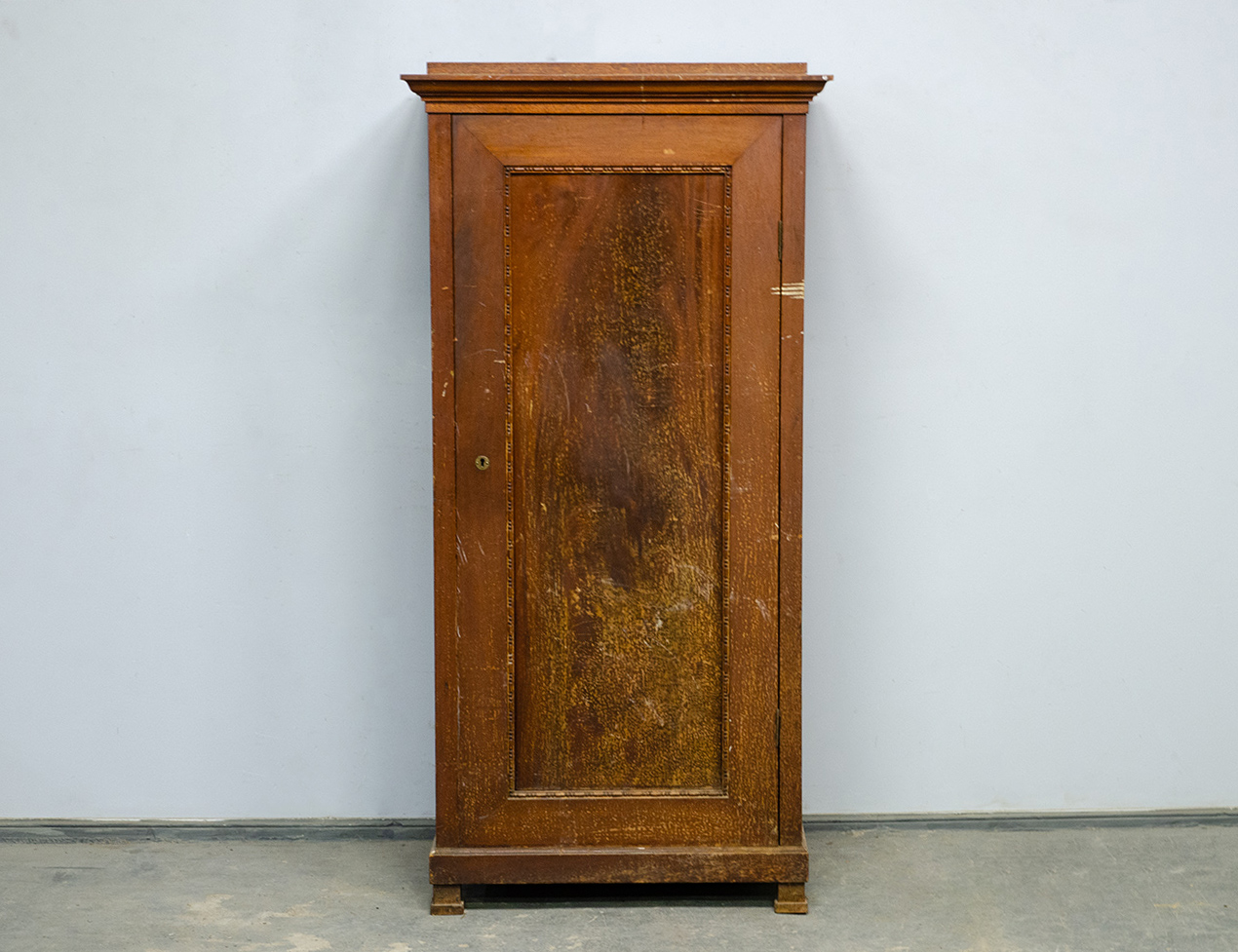 Старинный кабинетный шкаф