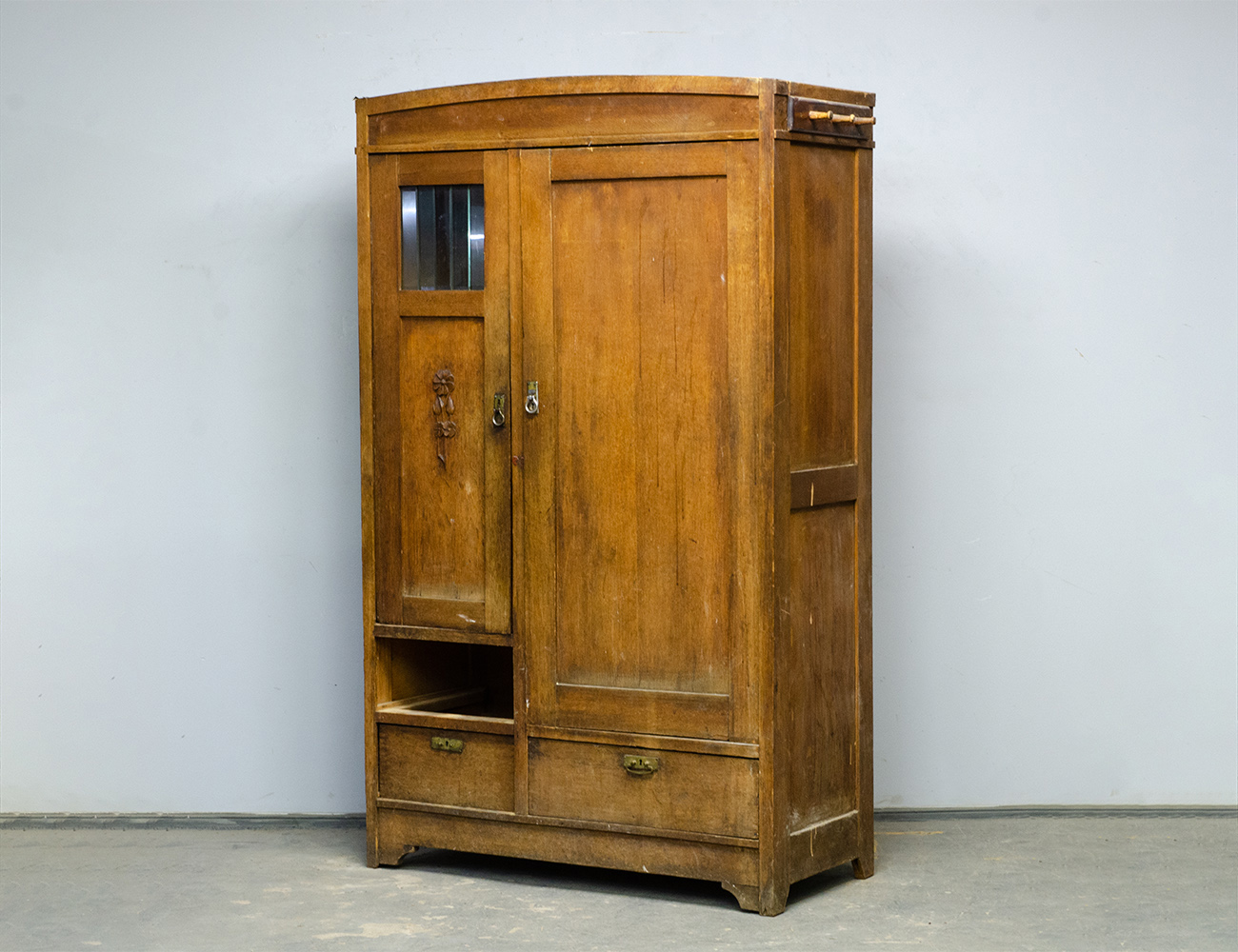 Старинный платяной шкаф