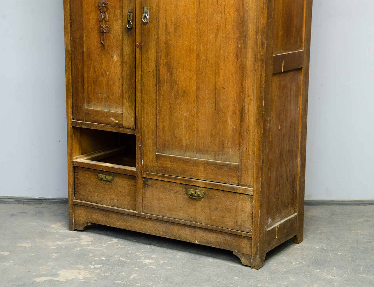 Старинный платяной шкаф