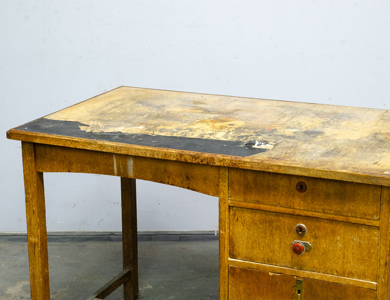 Старинный письменный стол