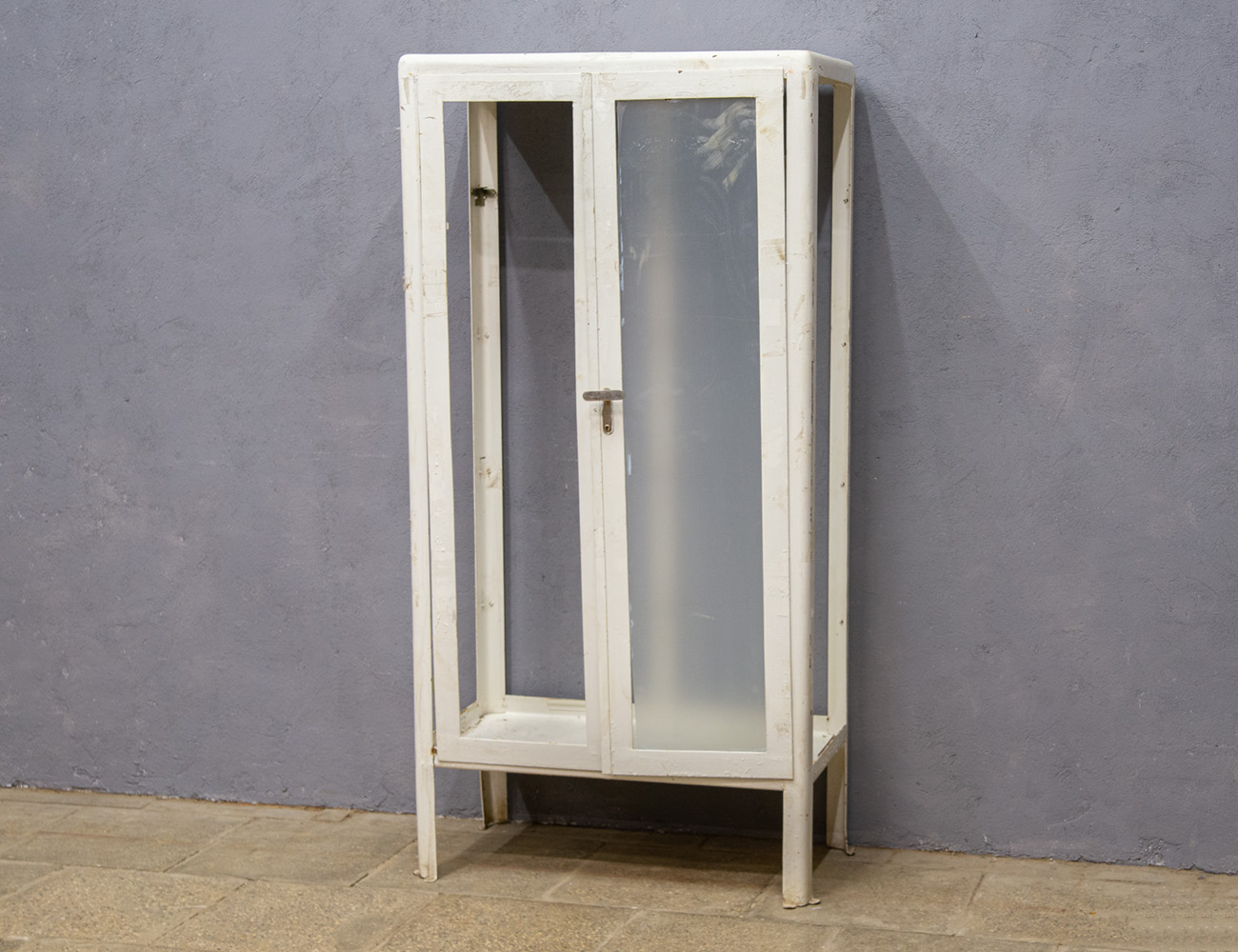 Старинный медицинский шкаф