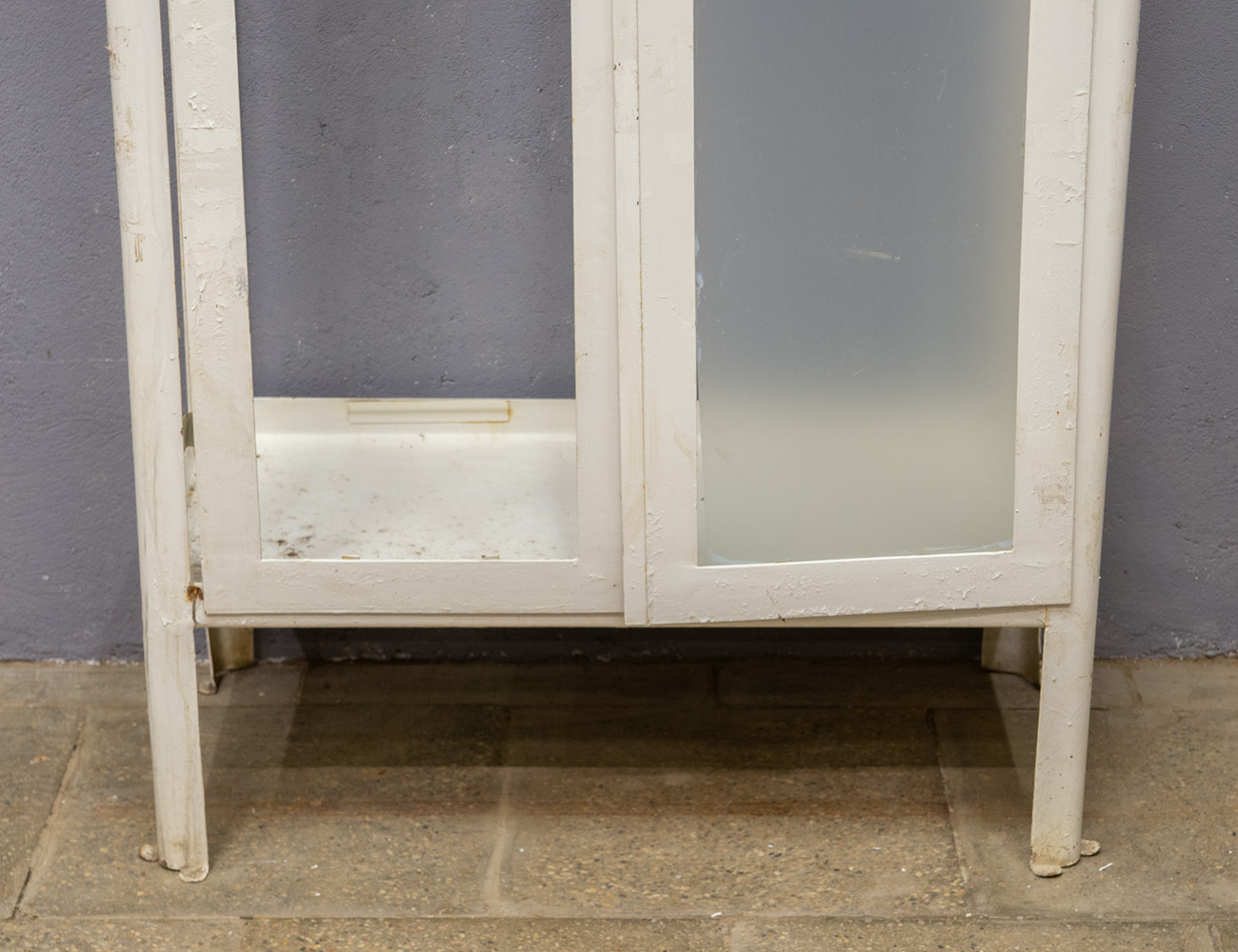 Старинный медицинский шкаф