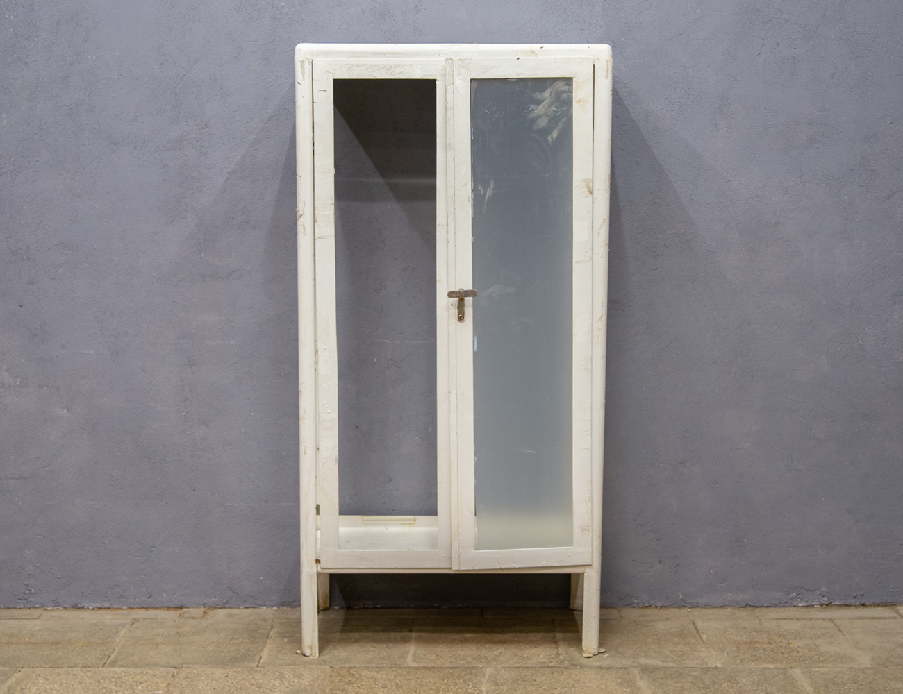 Старинный медицинский шкаф