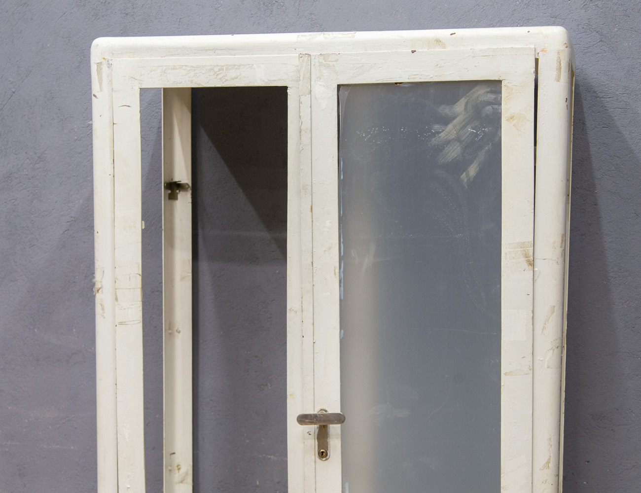 Старинный медицинский шкаф