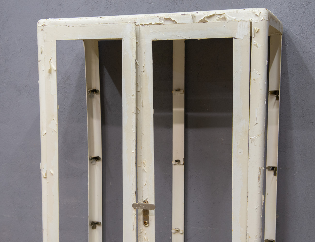 Старинный медицинский шкаф