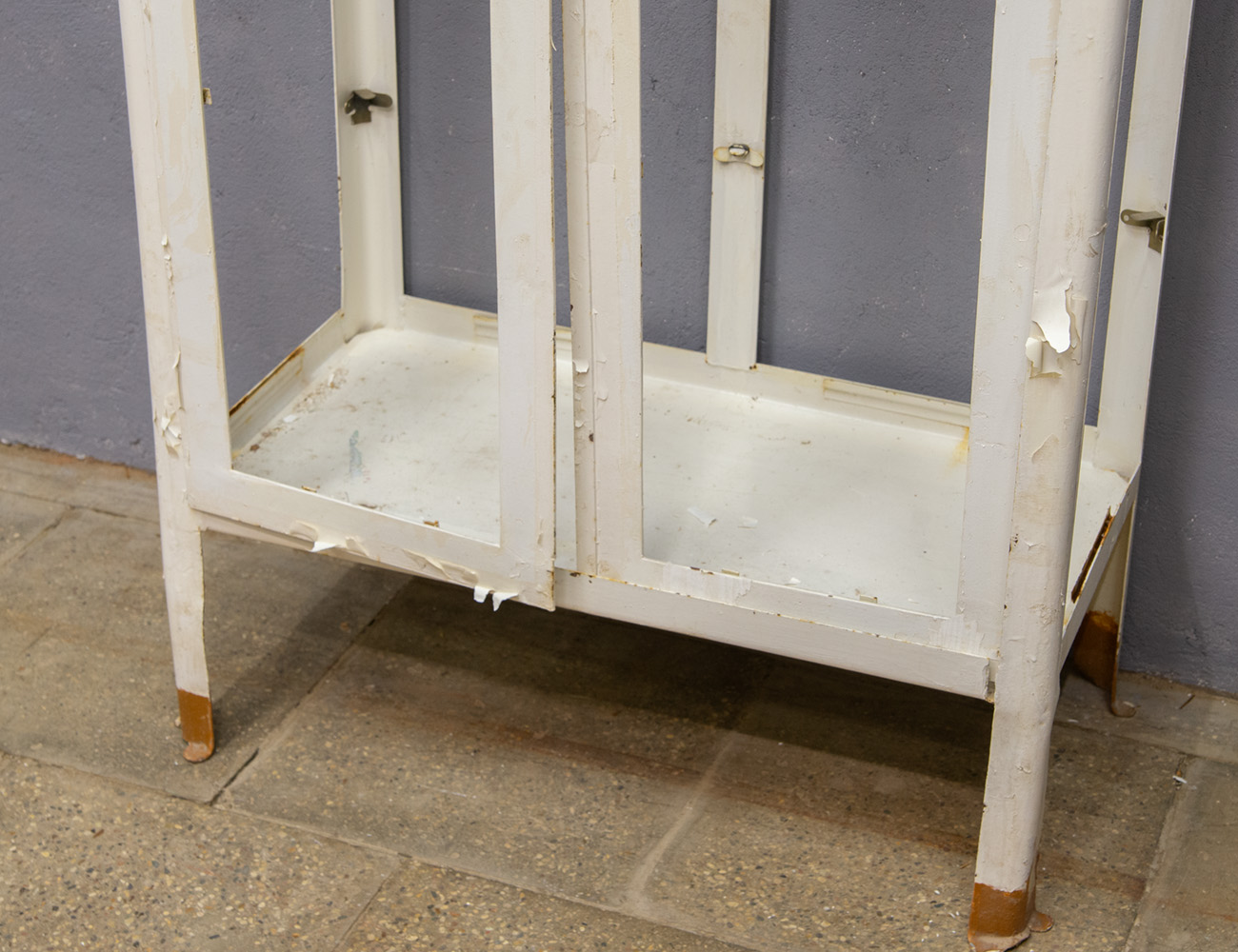 Старинный медицинский шкаф