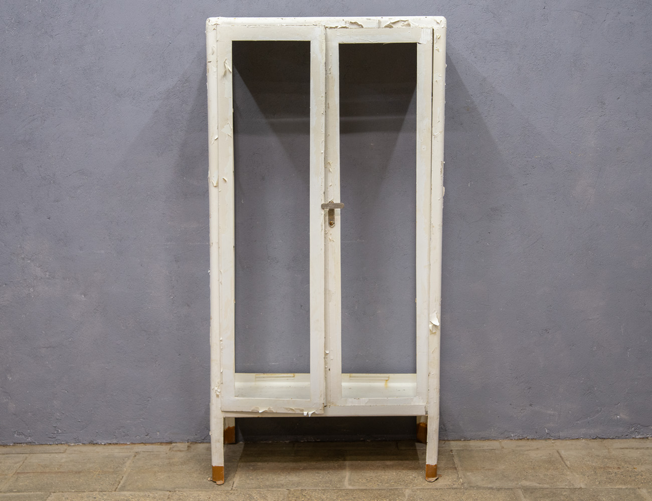 Старинный медицинский шкаф