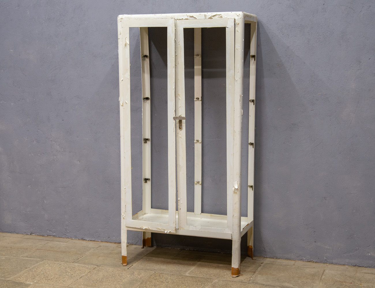 Старинный медицинский шкаф