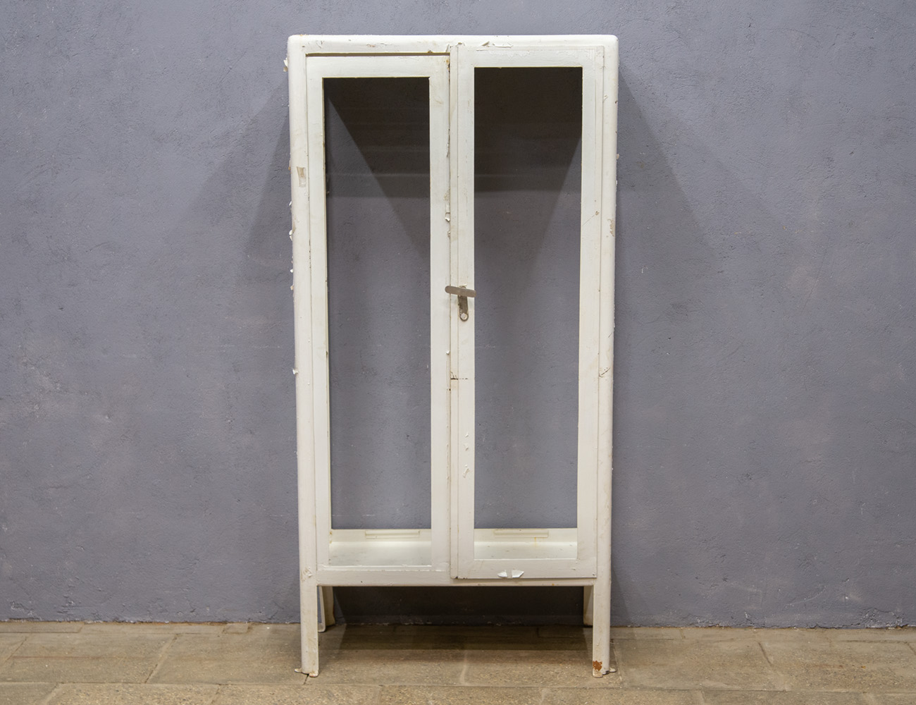 Старинный медицинский шкаф