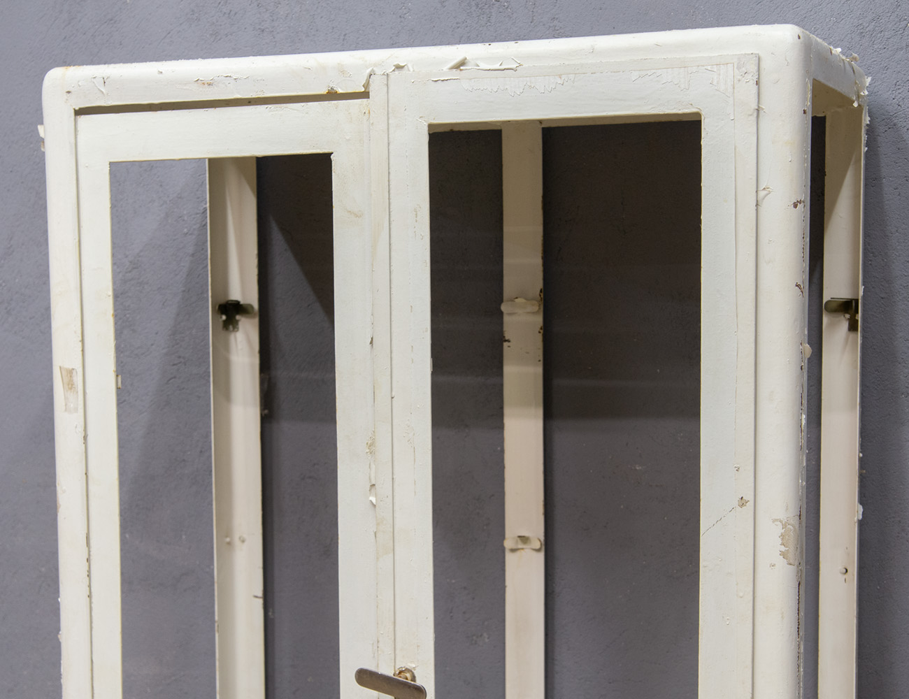 Старинный медицинский шкаф