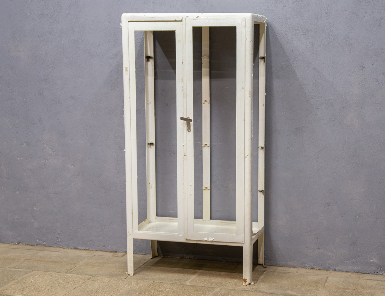 Старинный медицинский шкаф