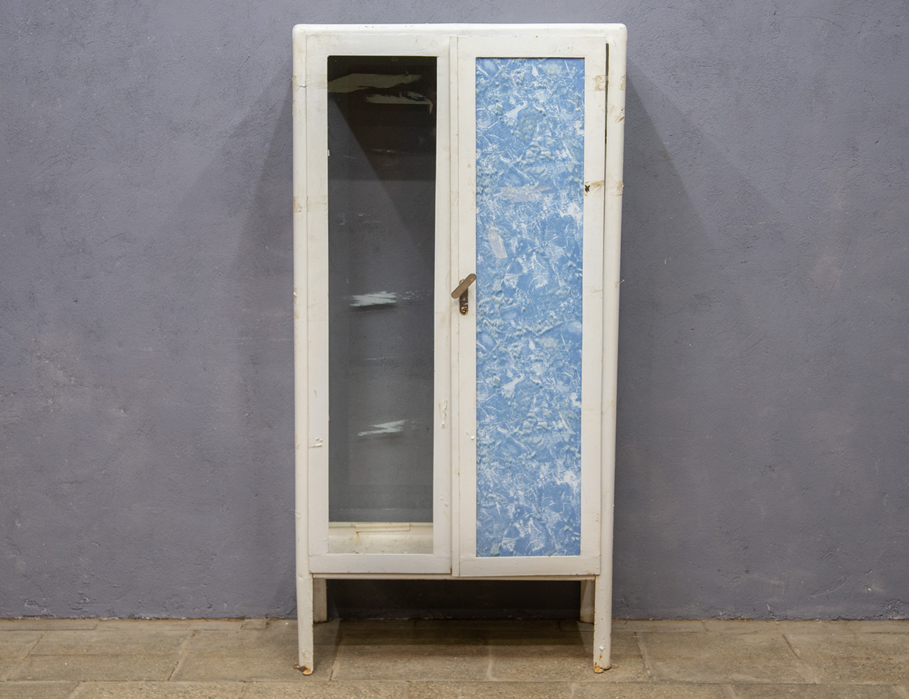 Старинный медицинский шкаф