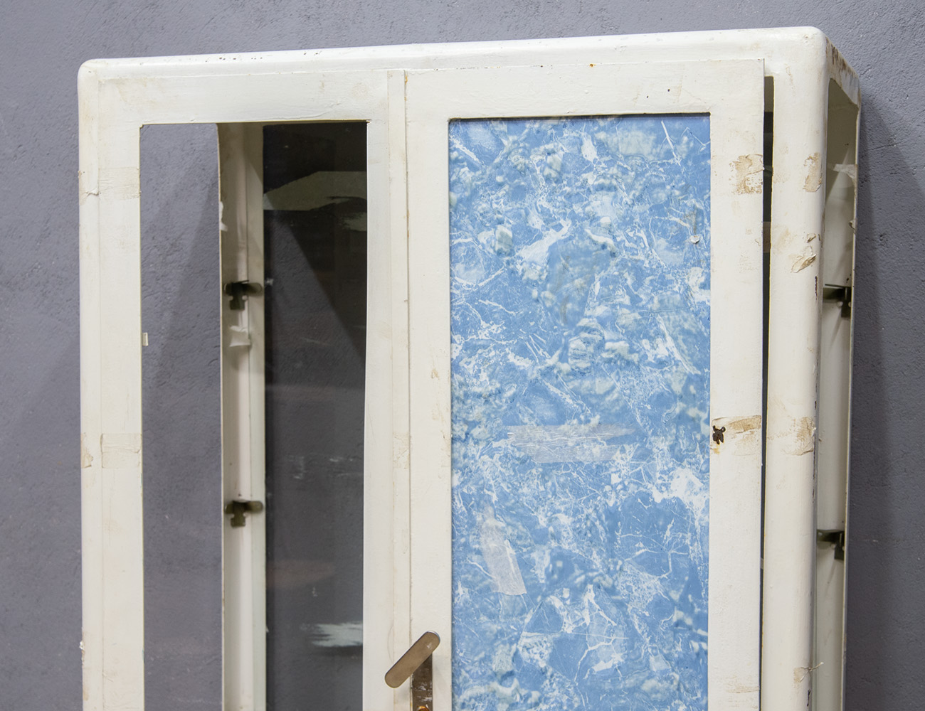 Старинный медицинский шкаф