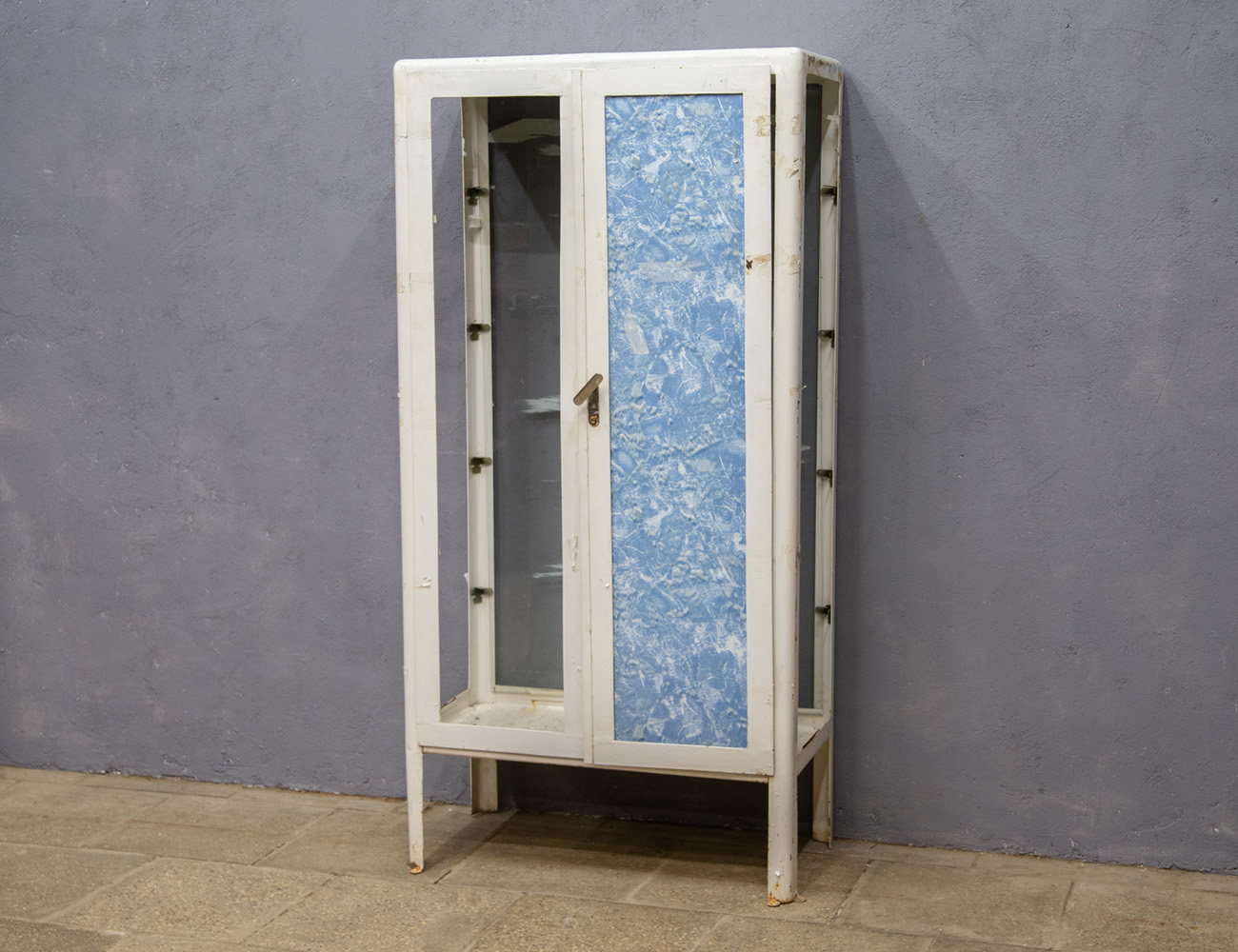 Старинный медицинский шкаф