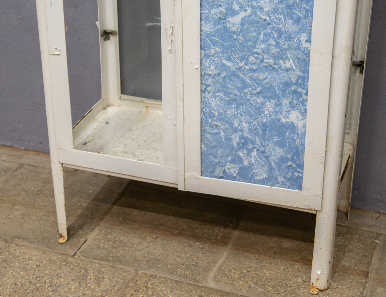 Старинный медицинский шкаф