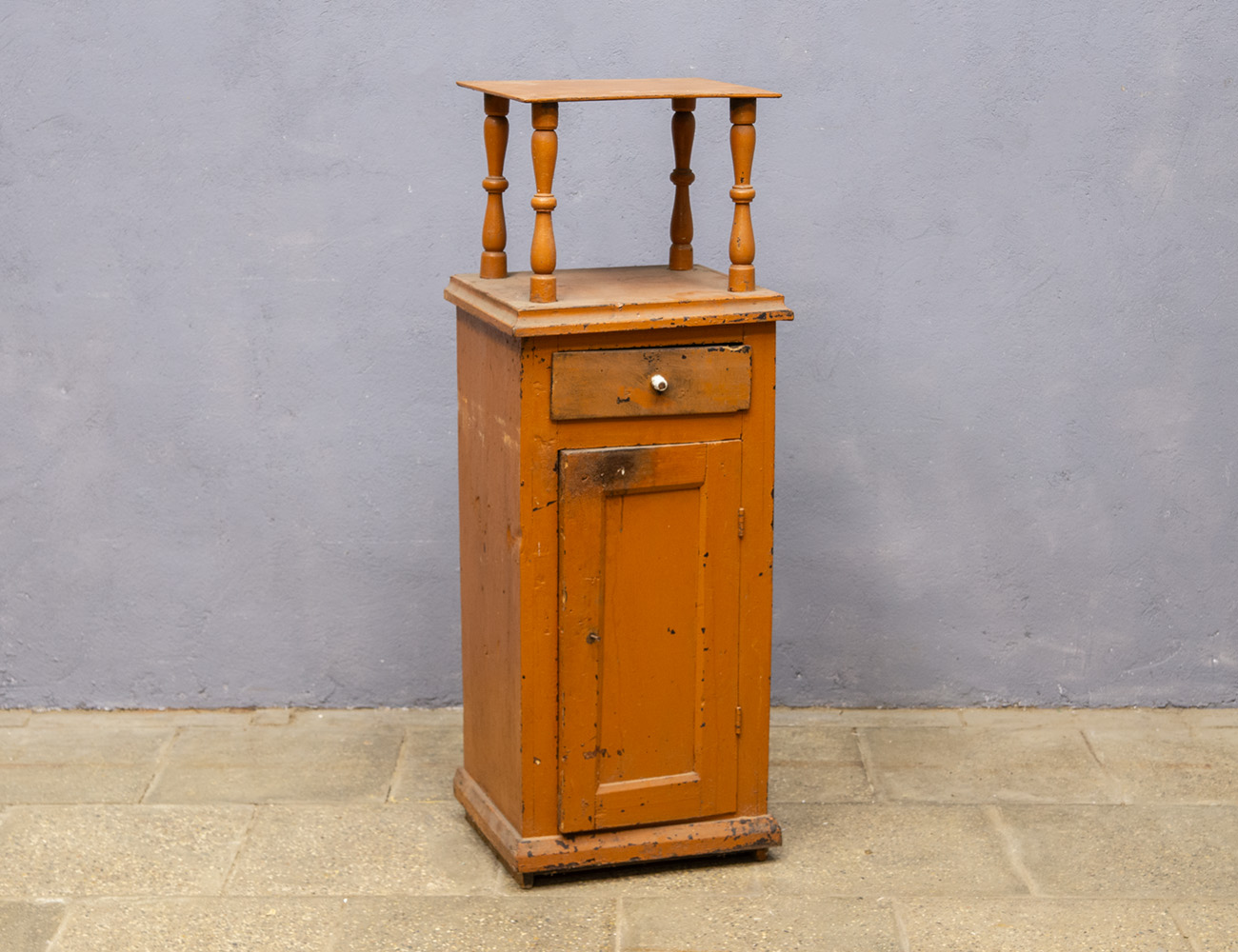 Старинная тумба