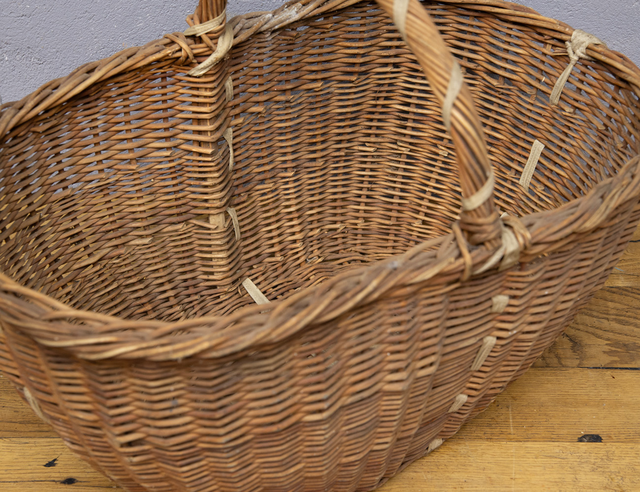 Старинная плетёная корзина