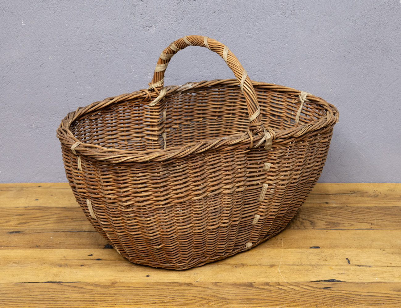 Старинная плетёная корзина