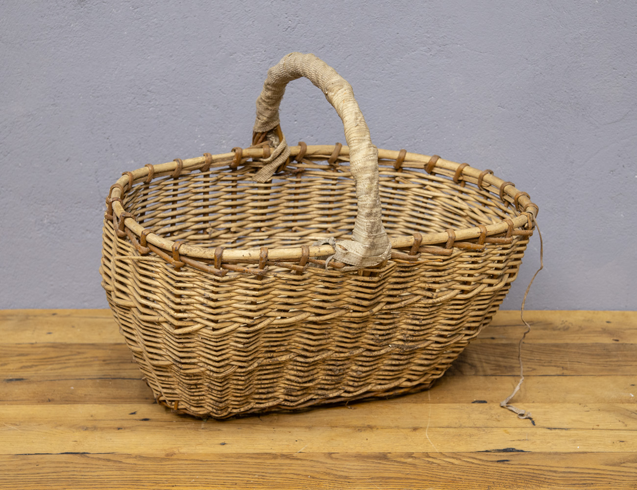 Старинная плетёная корзина