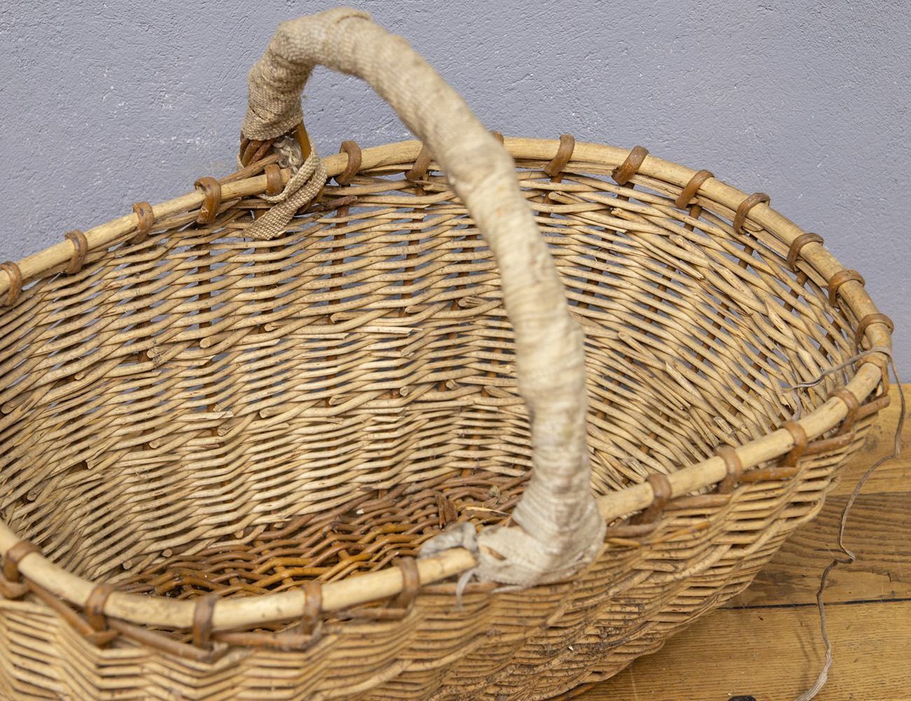 Старинная плетёная корзина
