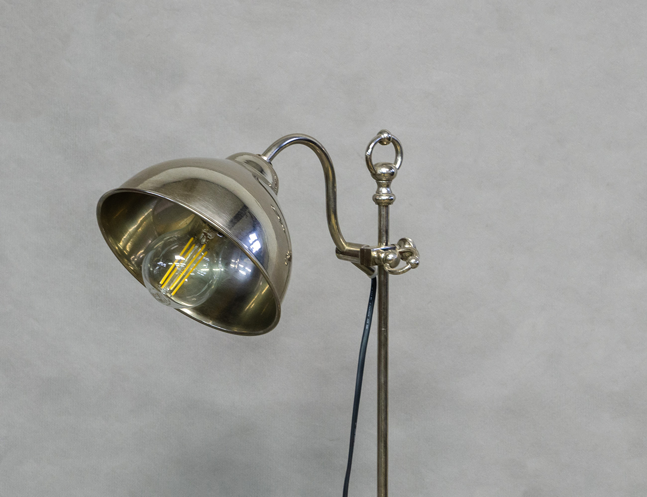 Старинная хромированная настольная лампа