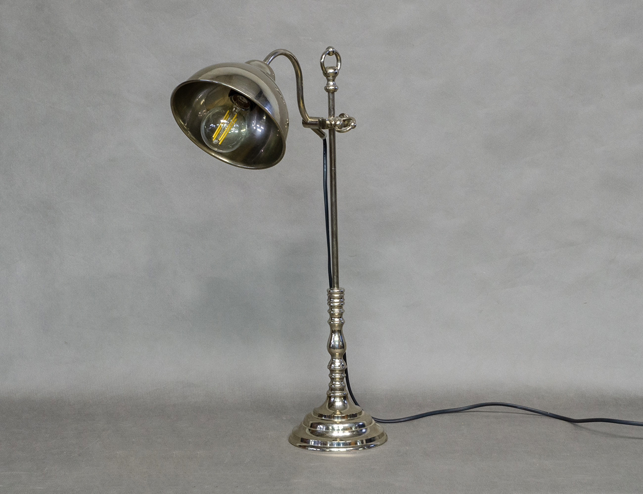 Старинная хромированная настольная лампа