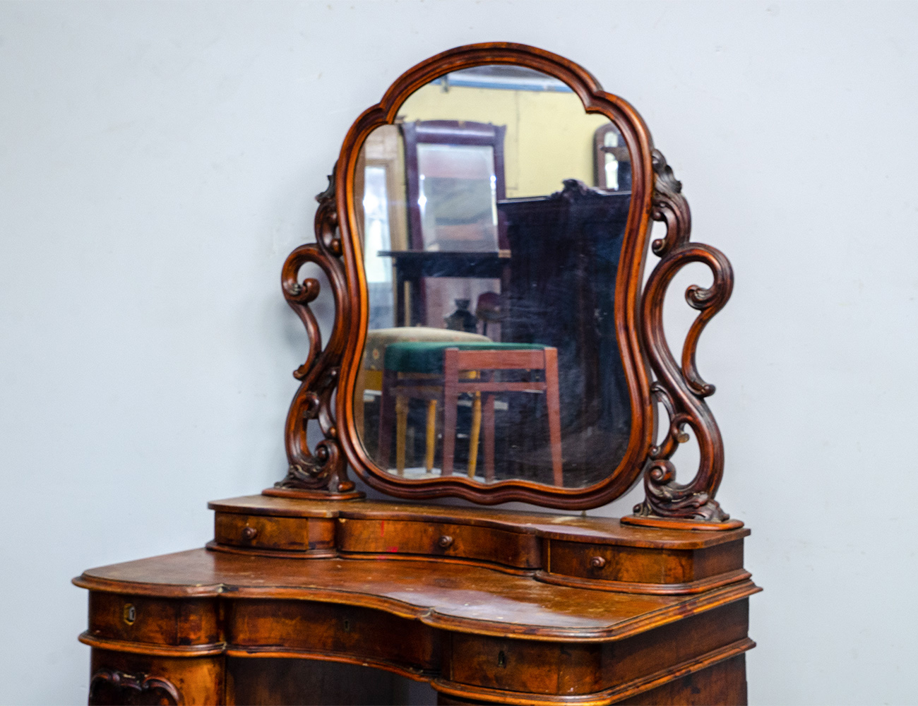 Ореховый дамский туалетный столик 19 века