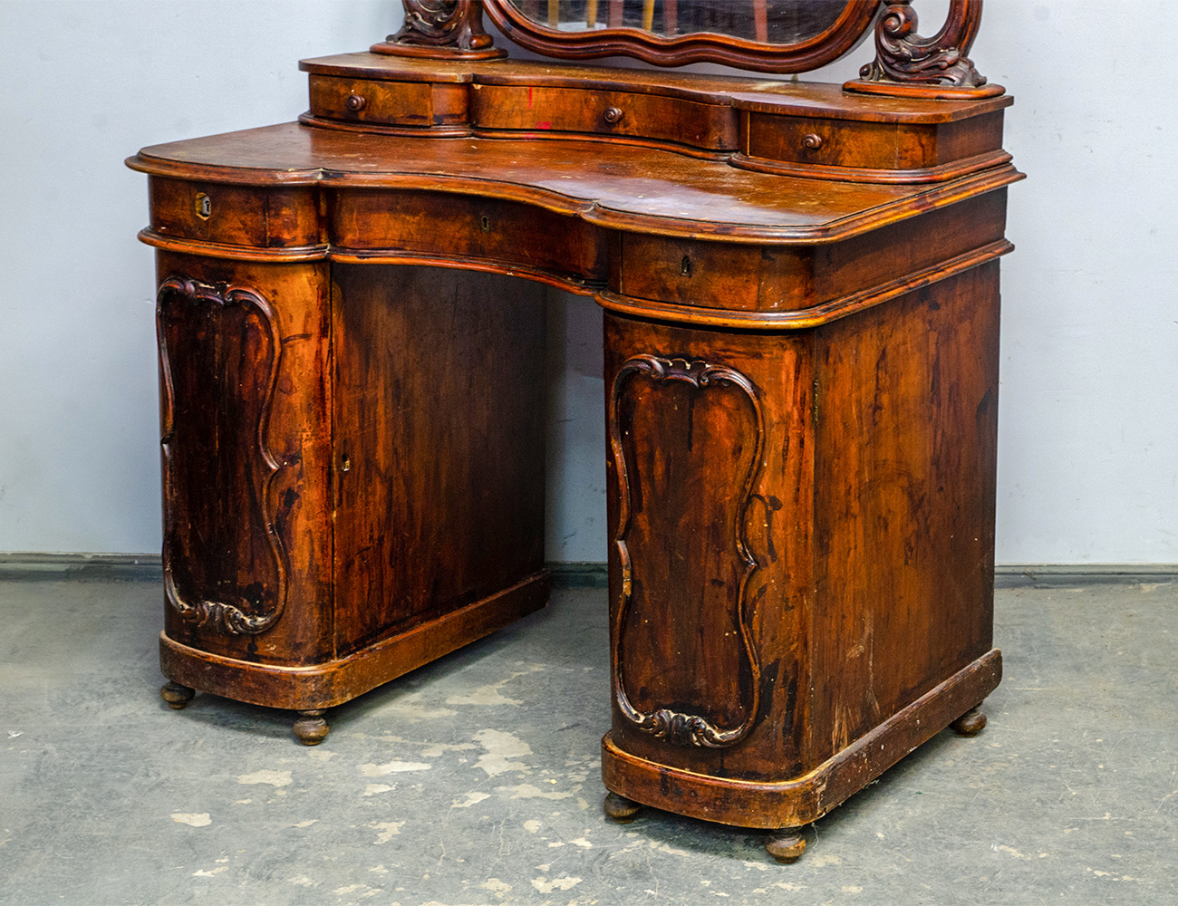 Ореховый дамский туалетный столик 19 века