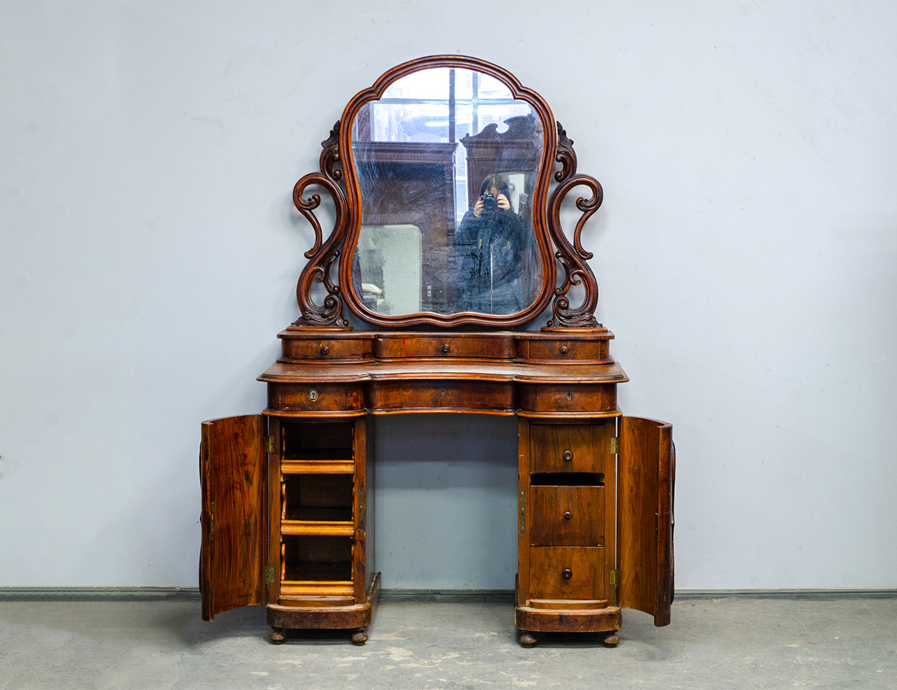 Ореховый дамский туалетный столик 19 века