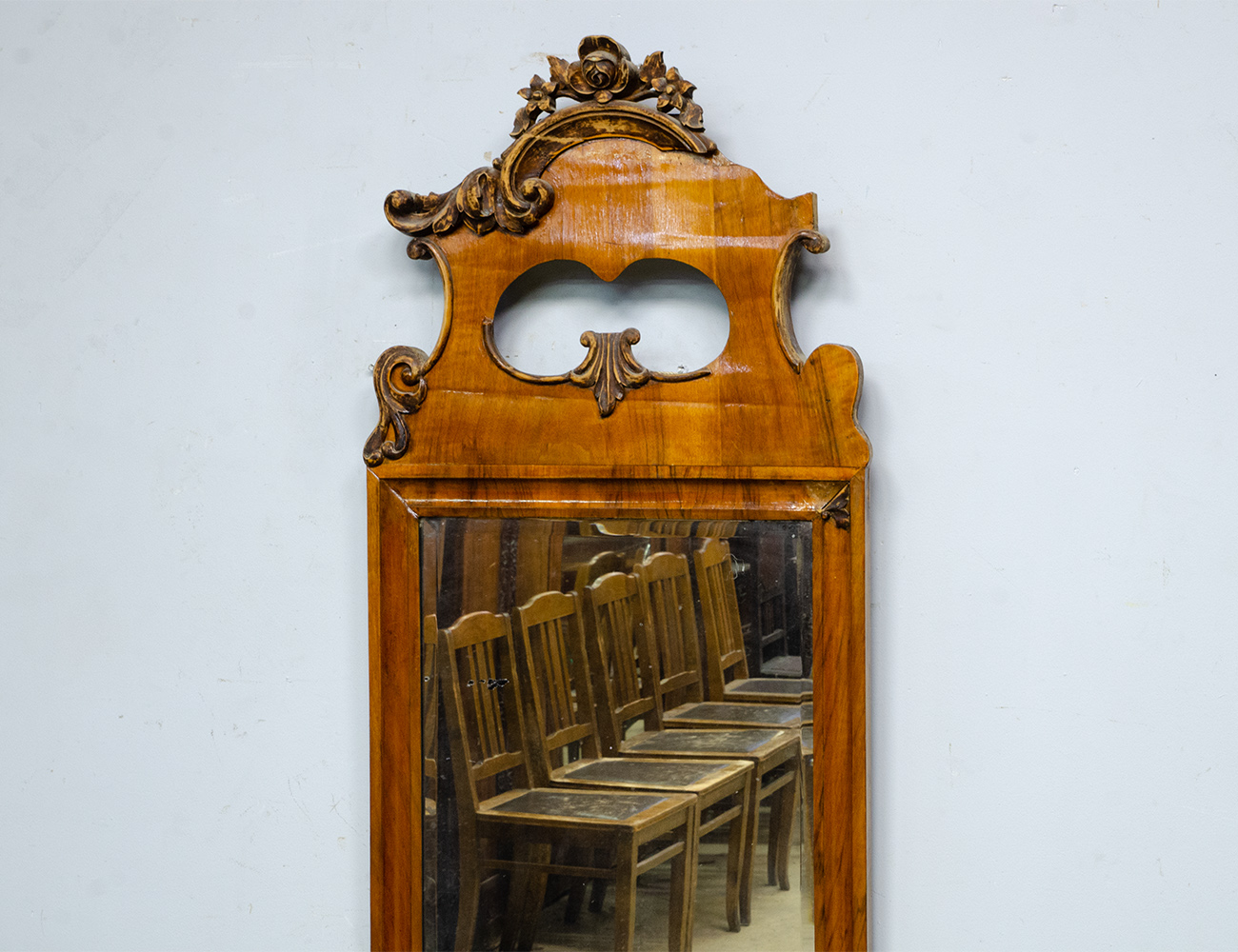 Антикварное резное настенное зеркало