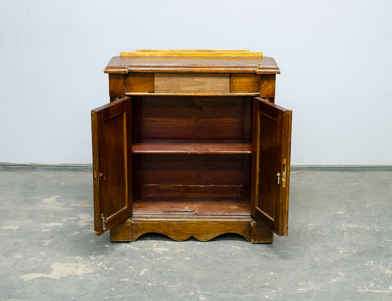 Старинная ореховая угловая тумба