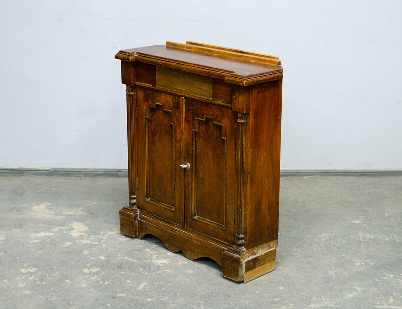 Старинная ореховая угловая тумба