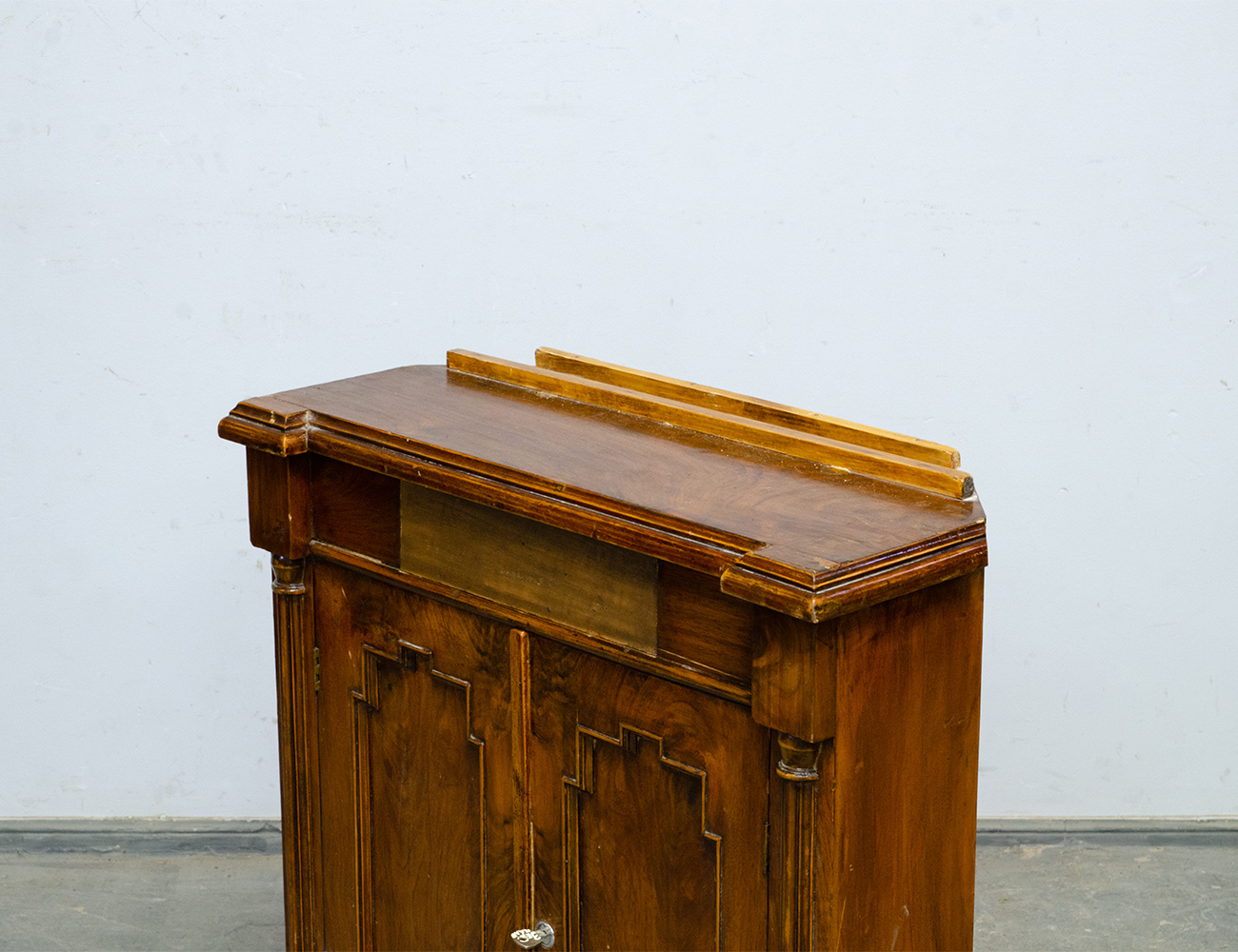 Старинная ореховая угловая тумба