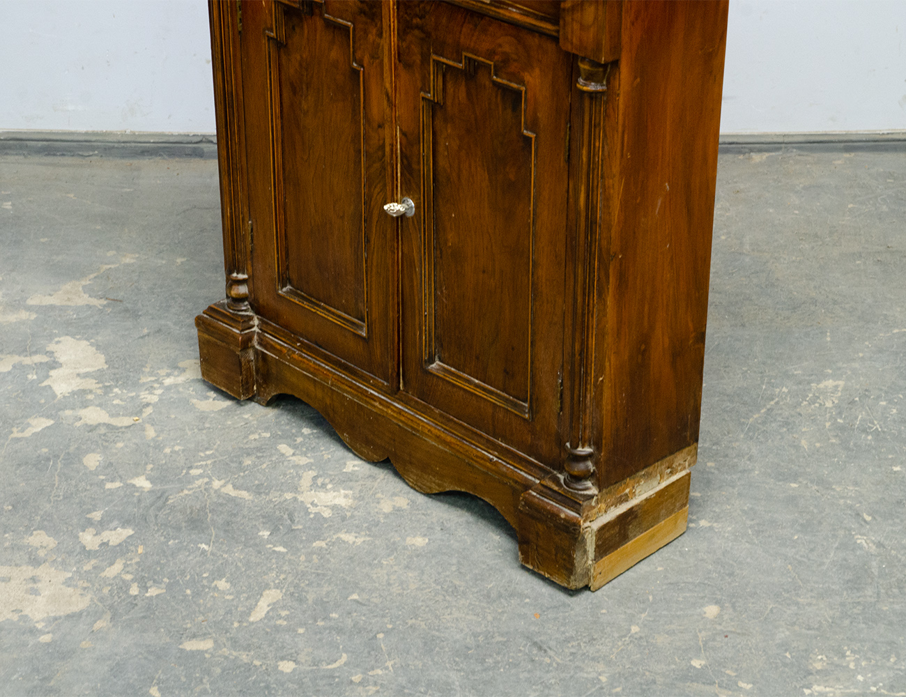 Старинная ореховая угловая тумба