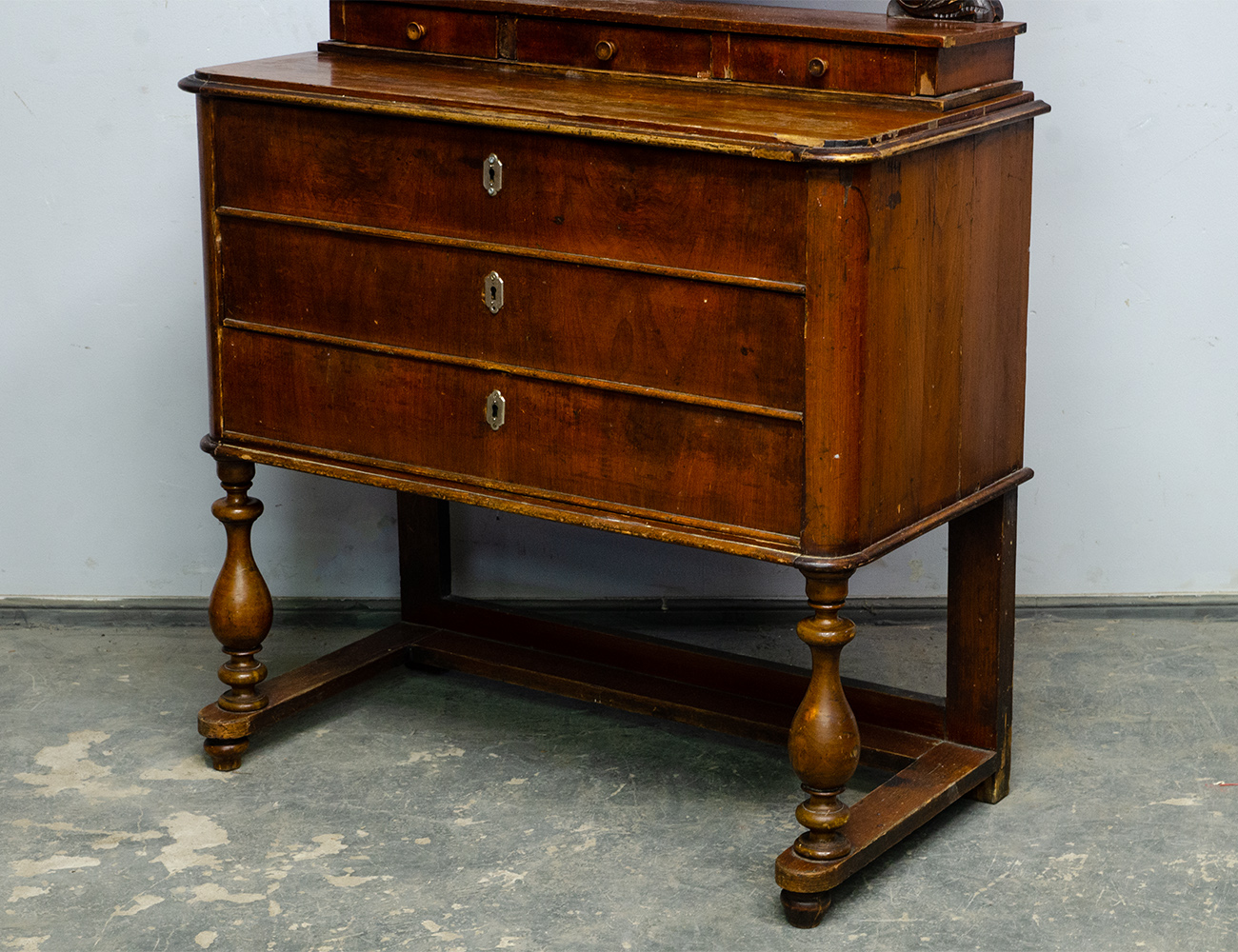 Старинный дамский туалетный столик