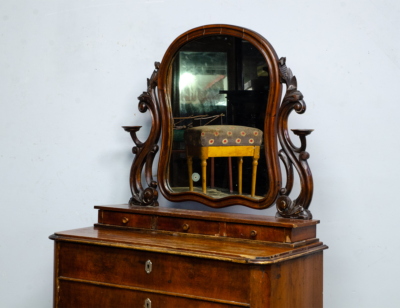 Старинный дамский туалетный столик