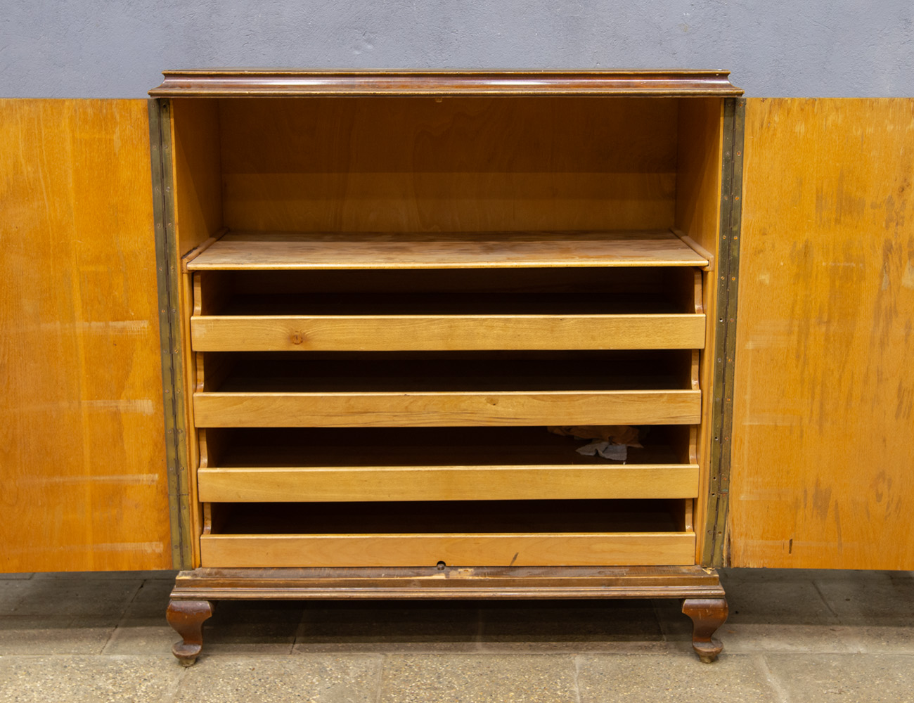 Винтажный бельевой шкаф