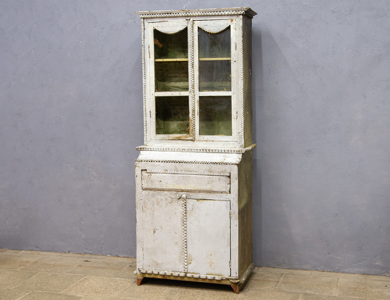 Старинный деревенский буфет