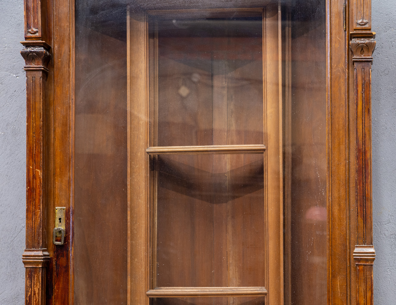 Старинный напольный киот в стиле модерн