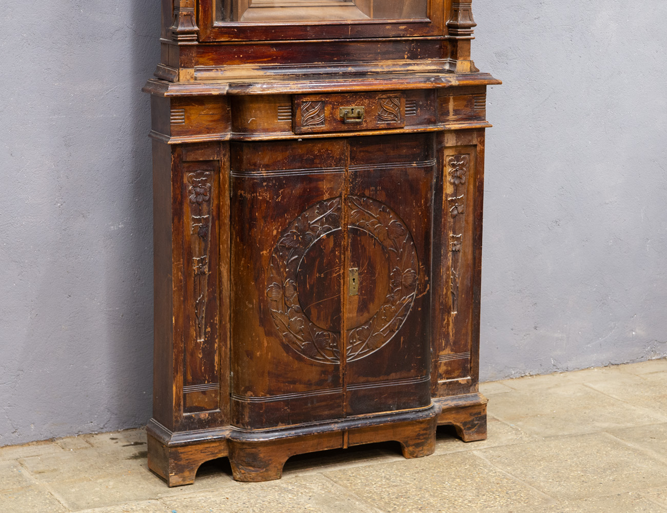 Старинный напольный киот в стиле модерн