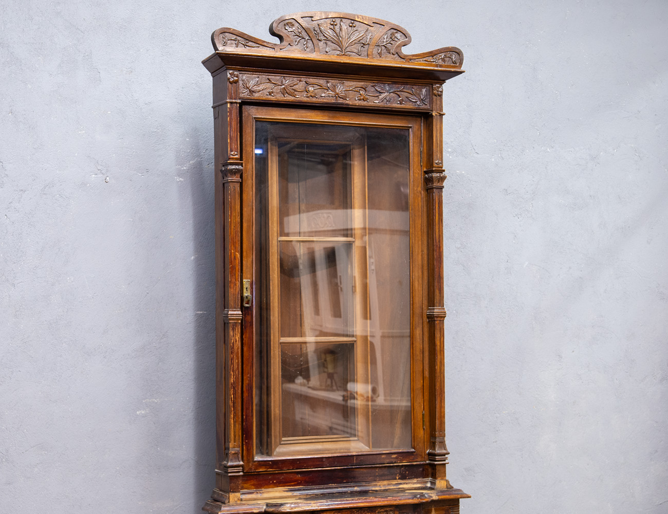 Старинный напольный киот в стиле модерн