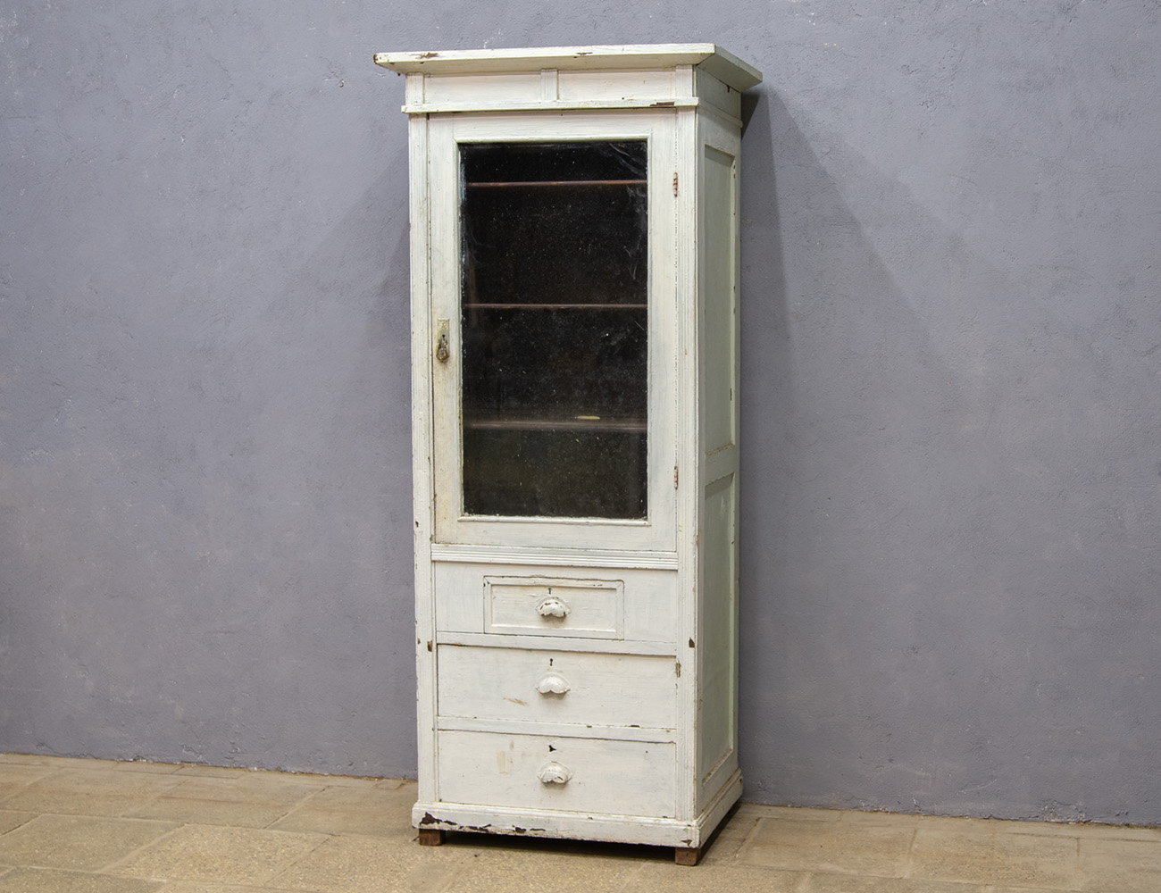 Старинный шкаф